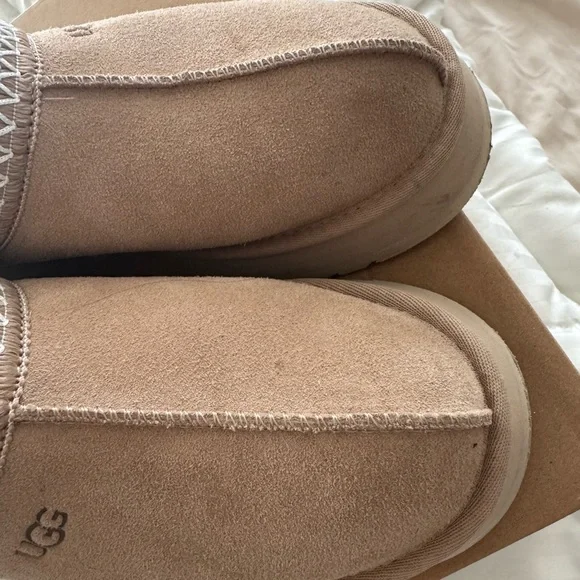 UGG TAZZ Sand Slip-On Shoes 7 (EXCELLENT CONDITION- see photos) - Picture 5 of 6